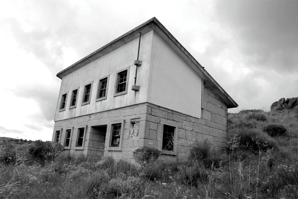 Quartel da Guarda Fiscal de Bruçó – Casal do Vaso – frente à barragem de Aldeadávila1